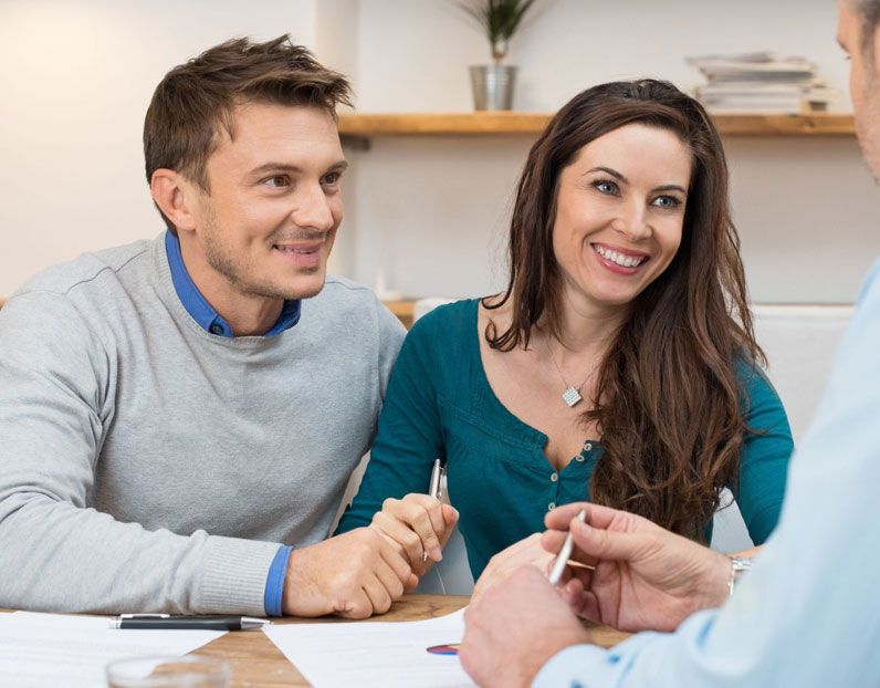 Dos personas recibiendo asesoría para emprender proyecto